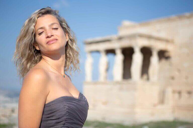 a solo female traveler posing in front of Acropolis